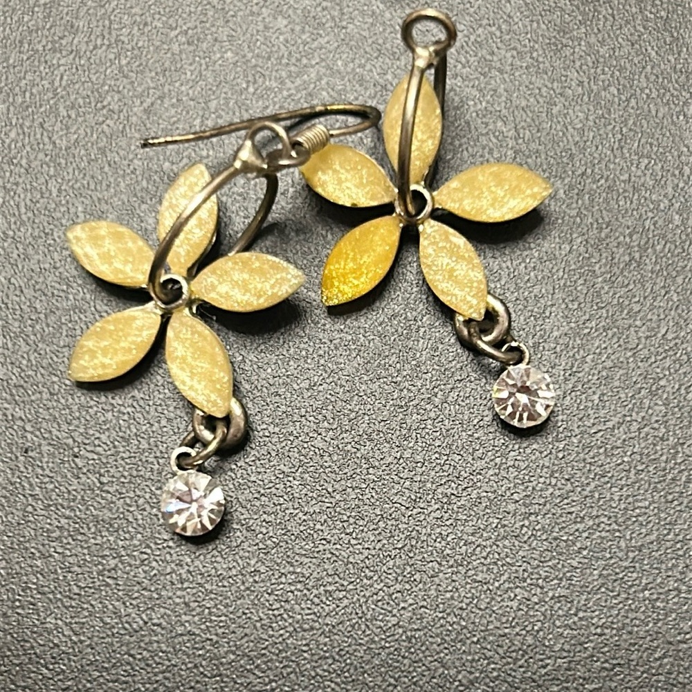 bundle of jewelry- costume, used for crafts or jewelry. Newer and clean. - Picture 15 of 16
